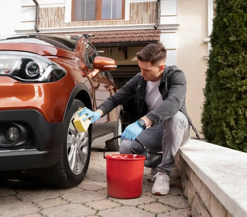 Lavage auto à domicile Rouvroy-sur-Marne : professionnel intervenant sur un véhicule